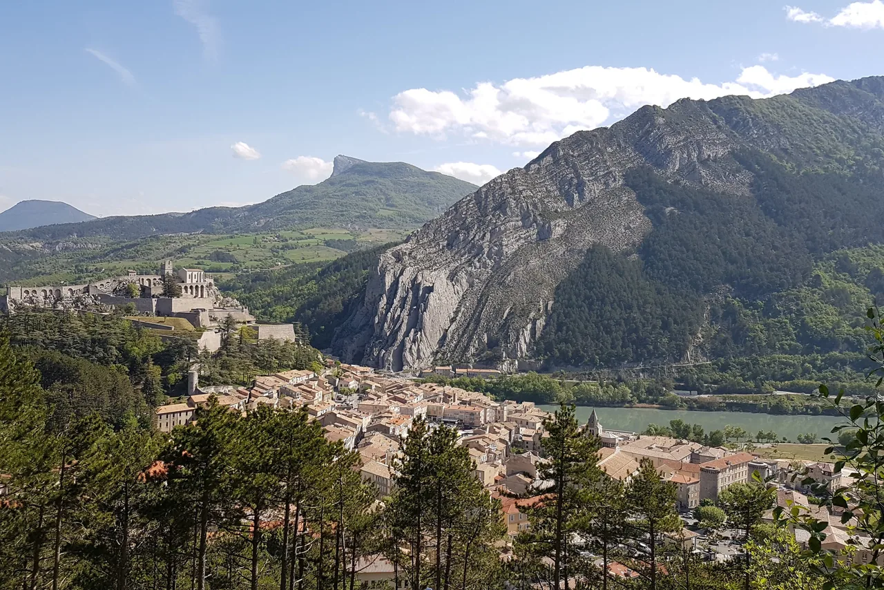 Vue de Sisteron depuis le massif du Molard, citadelle et Rocher de la Baume