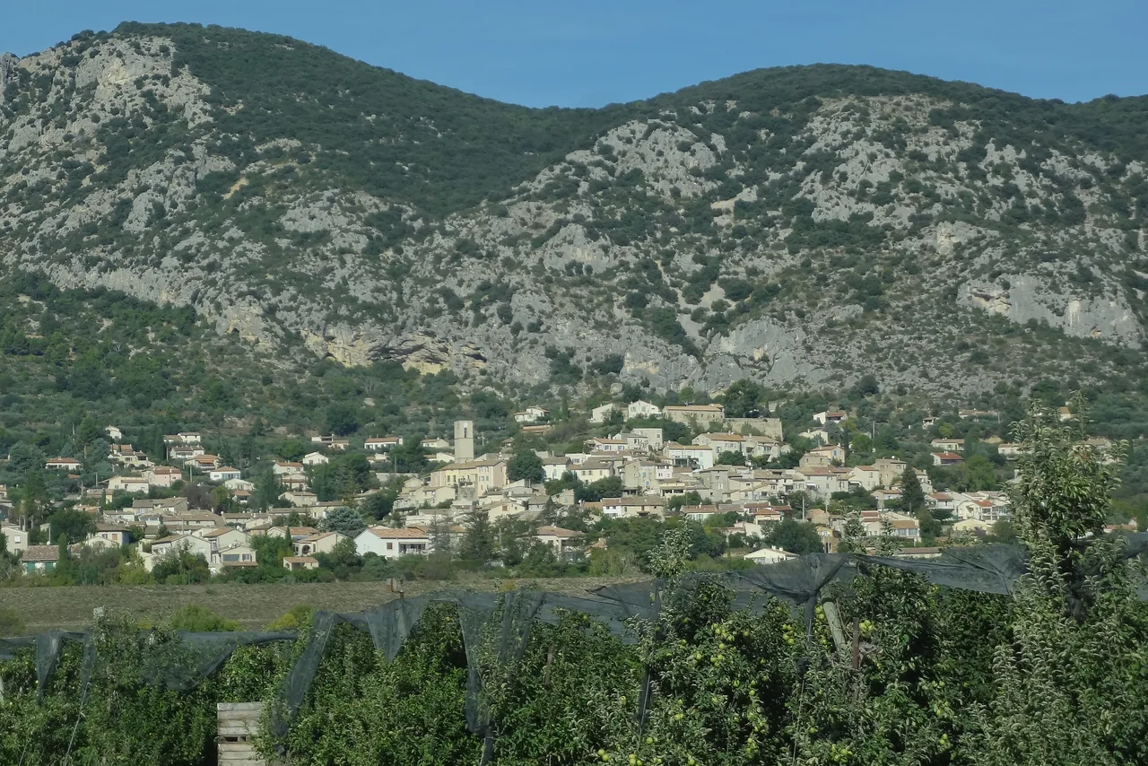 Vue du village de Volx au pied de son rocher, dans les Alpes-de-Haute-Provence